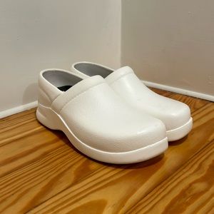 Women’s White Klogs